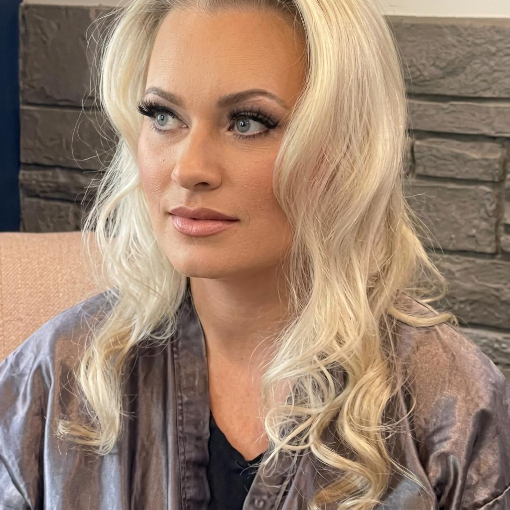 Glam makeup and blonde curls by Salon DP Lorana